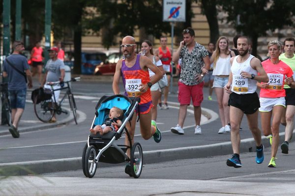 Foto LaPresse - Stefano Porta
17 06 2017 Milano ( Italia )
Sport
Lierac Beauty Run 2017, la corsa dedicata alle donne.
Nella foto: un partecipante con il passeggino

Photo LaPresse - Stefano Porta
June 17, 2017 Milan ( Italy )
sport
Lierac Beauty Run 2017, the race dedicated to women.